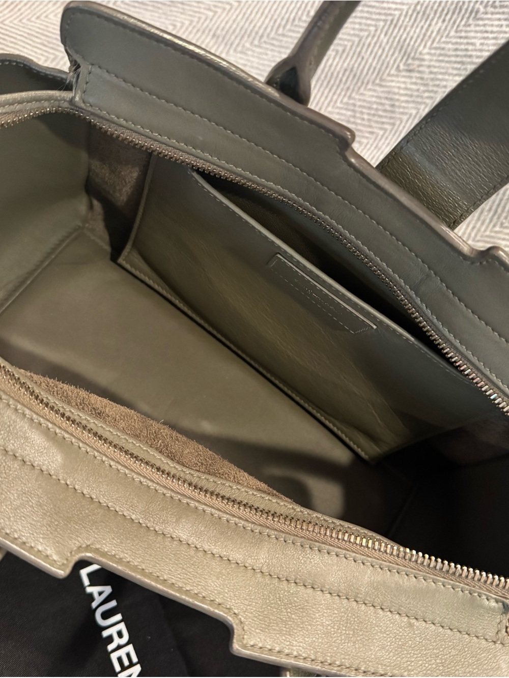 SAINT LAURENT Calfskin Baby Monogram Downtown Cabas Earth
Saint Laurent - Picture 9 of 12